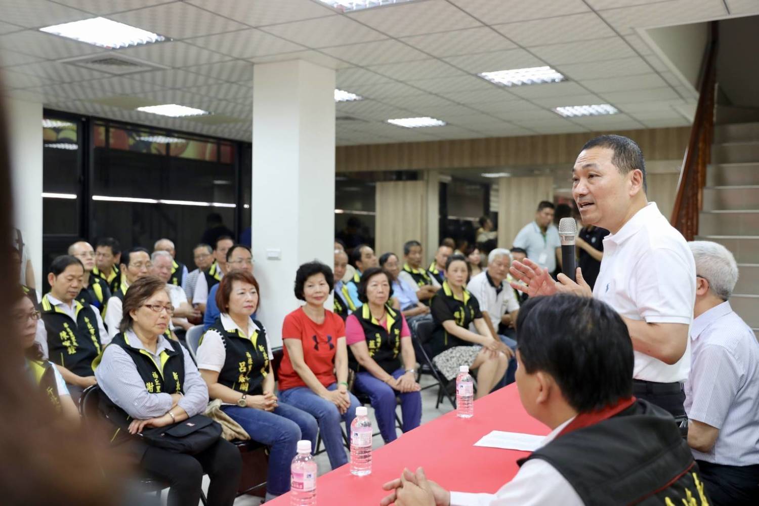 侯友宜認同經費應用在基層市民身上,承諾未來只要不涉及違法,會將權力與經費下放到第一線,給里長最大方便。 圖:侯友宜競選辦公室/提供 侯友宜認同經費應用在基層市民身上,承諾未來只要不涉及違法,會將權力與經費下放到第一線,給里長最大方便。 圖:侯友宜競選辦公室/提供