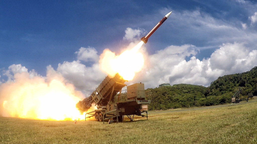 「漢光34號演習」實兵演練進入第2天,空軍防空部隊今日於九鵬基地進行愛國者、天弓飛彈實彈射擊,成功命中目標,展現官兵精實戰力! 圖:國防部/提供 「漢光34號演習」實兵演練進入第2天,空軍防空部隊今日於九鵬基地進行愛國者、天弓飛彈實彈射擊,成功命中目標,展現官兵精實戰力! 圖:國防部/提供