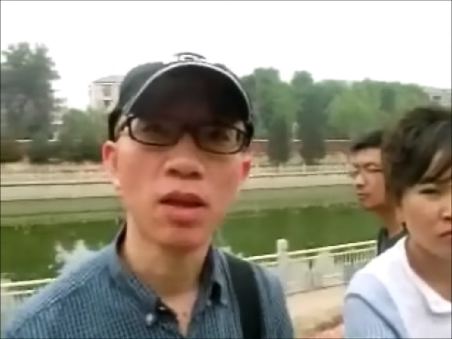 另一位「沙卡洛夫思想自由獎」的中國獲獎者是知名異議人士胡佳,他也無法前往布魯塞爾。和往年一樣,在「六四」個敏感的日子到來前,他又被「國保」們帶到外地旅遊,隔天才能返回北京。 圖:翻攝自Youtube 另一位「沙卡洛夫思想自由獎」的中國獲獎者是知名異議人士胡佳,他也無法前往布魯塞爾。和往年一樣,在「六四」個敏感的日子到來前,他又被「國保」們帶到外地旅遊,隔天才能返回北京。 圖:翻攝自Youtube
