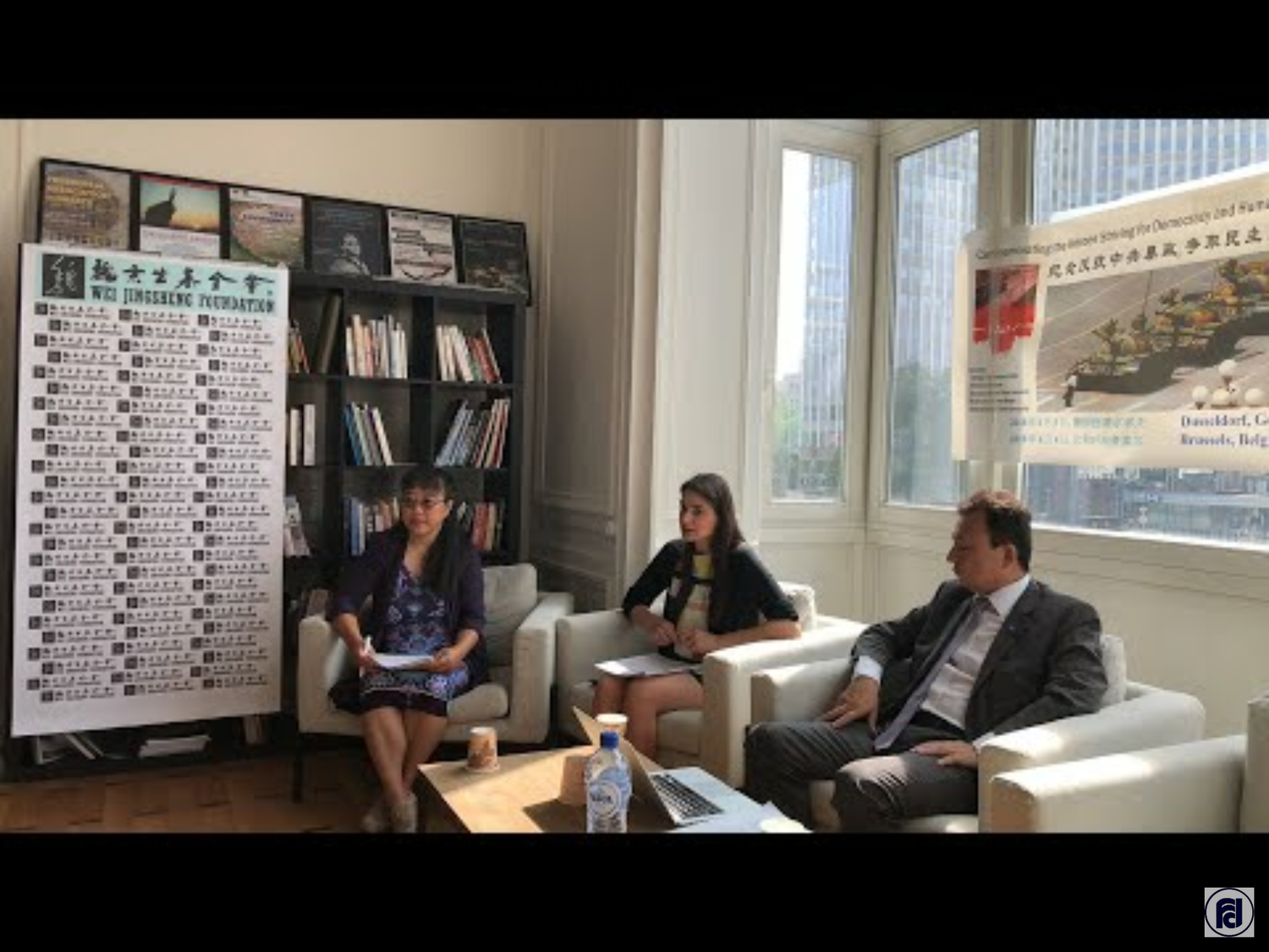 他們推測,比利時可能出於保護魏京生個人安全的原因拒絕向他發放旅行證件。儘管不能透露更多細節,黃慈萍(左)說,可以肯定的是,這兩個因素背後「都有中共的影子」。 圖:翻攝自Youtube 他們推測,比利時可能出於保護魏京生個人安全的原因拒絕向他發放旅行證件。儘管不能透露更多細節,黃慈萍(左)說,可以肯定的是,這兩個因素背後「都有中共的影子」。 圖:翻攝自Youtube