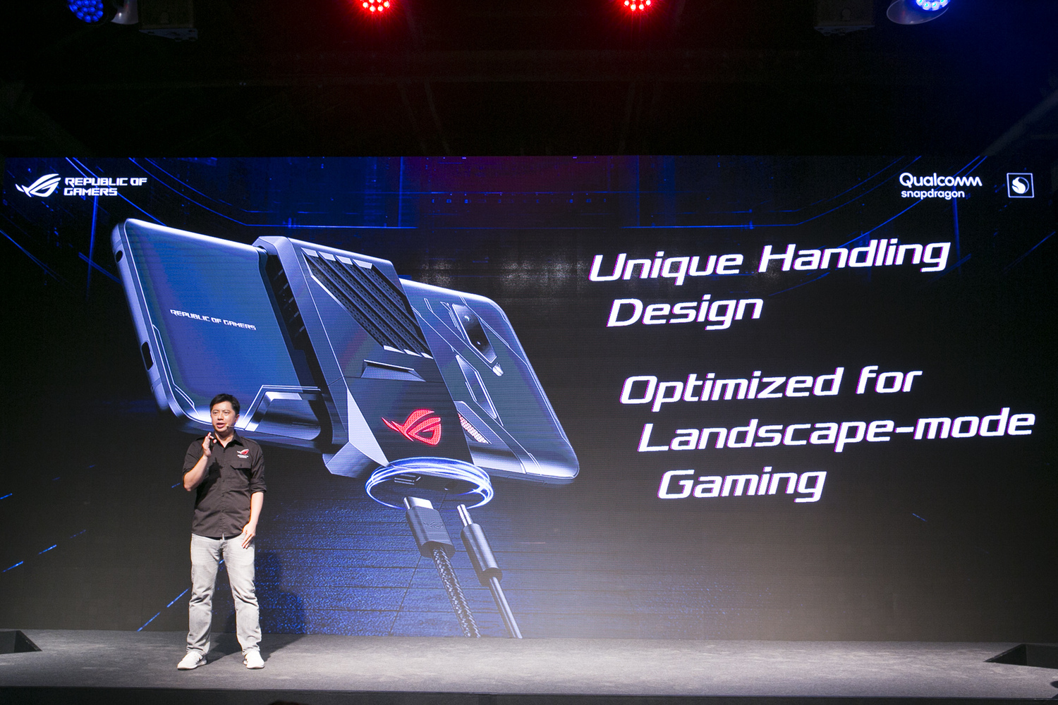 ROG Phone以重度手遊玩家為核心,設計包括獨特的側置式連接埠,以及強化且反應迅捷的遊戲控制功能。 圖:華碩公司提供 ROG Phone以重度手遊玩家為核心,設計包括獨特的側置式連接埠,以及強化且反應迅捷的遊戲控制功能。 圖:華碩公司提供