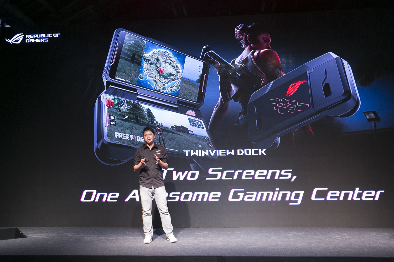 ROG Phone可搭配多種獨特且強大的擴充配件,其中還可提供雙螢幕手持模式的 TwinView Dock 。 圖:華碩公司提供 ROG Phone可搭配多種獨特且強大的擴充配件,其中還可提供雙螢幕手持模式的 TwinView Dock 。 圖:華碩公司提供