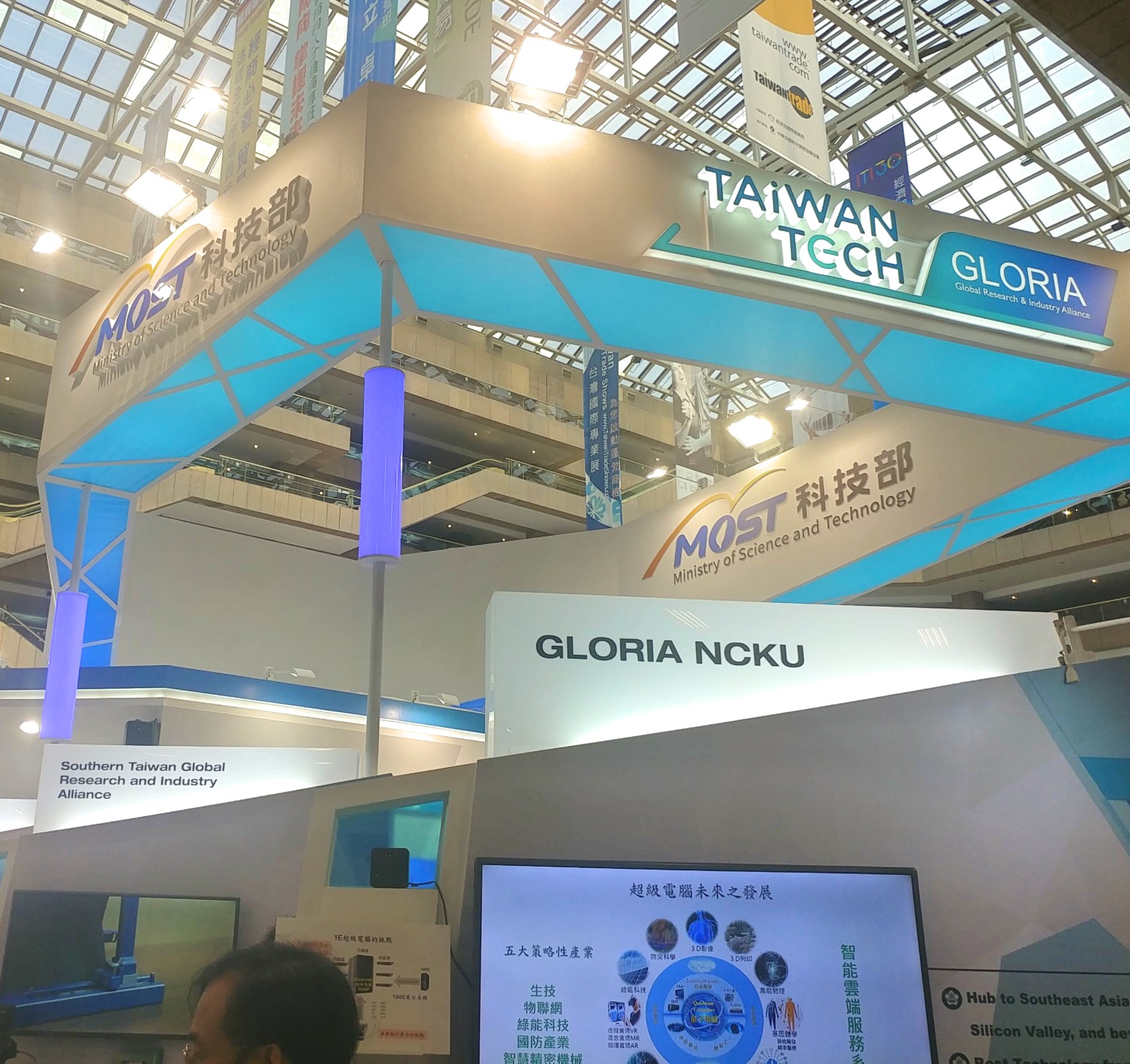 成功大學團隊在COMPUTEX。 圖 : 成功大學/提供 成功大學團隊在COMPUTEX。 圖 : 成功大學/提供