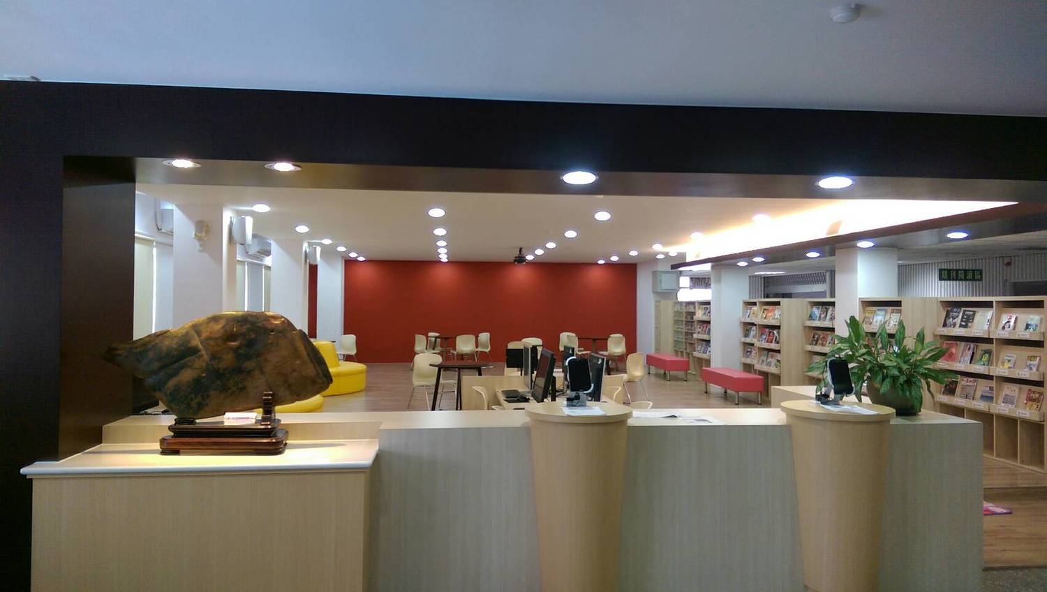 台中高工圖書館成為學校社區共讀站。 台中高工圖書館成為學校社區共讀站。