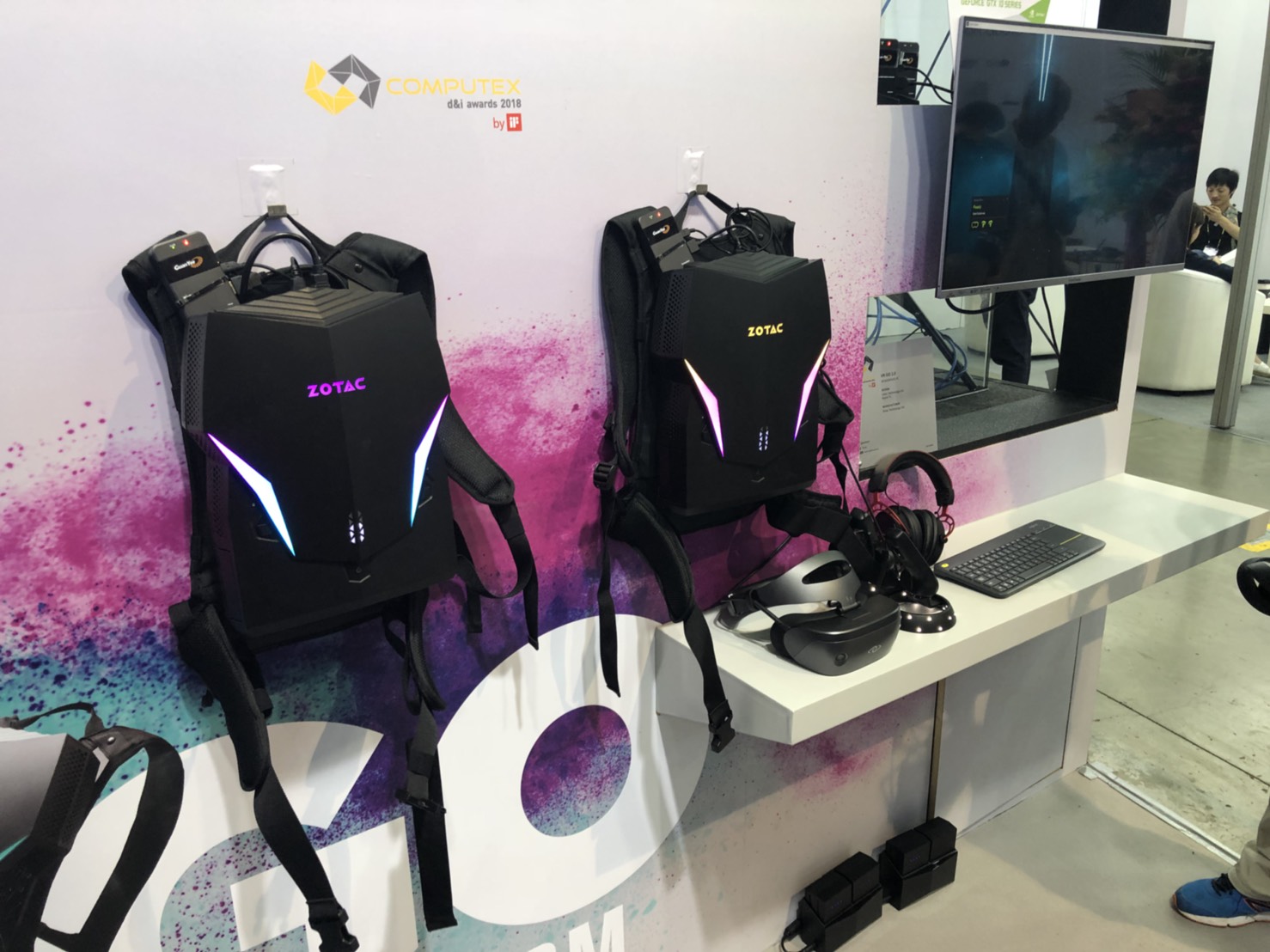 以AI、IoT、5G、電競&VR、區塊鏈(Blockchain)等「五大亮點」,搭配新創創業的InnoVEX、物聯網解決方案的SmarTEX「兩大特展」作為展覽特色,是今年度串連國內外科技供應鏈廠商最大型的實體B2B採購平台,此次科技展可望再創參展人次的新高記錄。 圖:丘秝榕/攝 以AI、IoT、5G、電競&VR、區塊鏈(Blockchain)等「五大亮點」,搭配新創創業的InnoVEX、物聯網解決方案的SmarTEX「兩大特展」作為展覽特色,是今年度串連國內外科技供應鏈廠商最大型的實體B2B採購平台,此次科技展可望再創參展人次的新高記錄。 圖:丘秝榕/攝