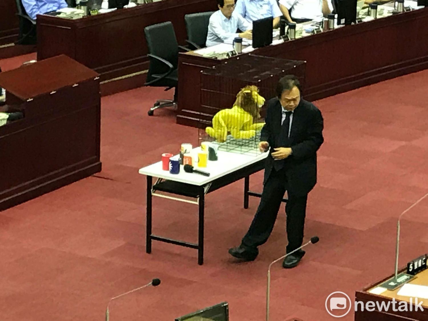 台北市長柯文哲(備詢台右)、副市長陳景峻(備詢台左)今日遭議員王世堅批評,消費北農總經理吳音寧。 台北市長柯文哲(備詢台右)、副市長陳景峻(備詢台左)今日遭議員王世堅批評,消費北農總經理吳音寧。