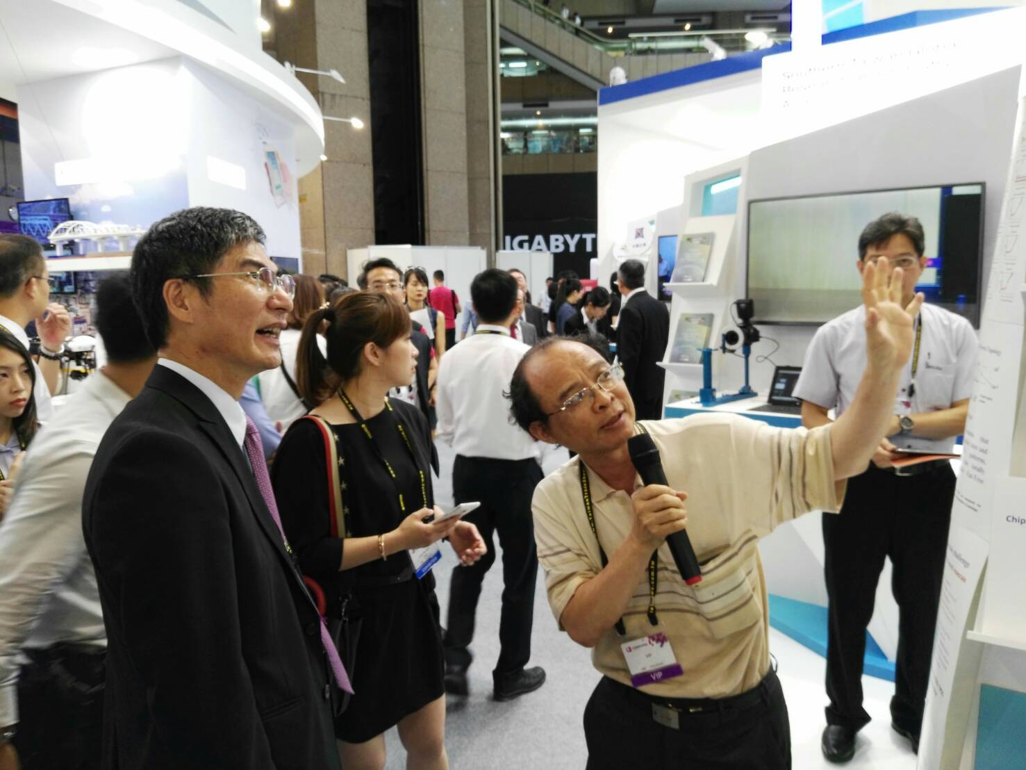 科技部長陳良基部長了解成大超級電腦研究。 圖 : 成功大學/提供 科技部長陳良基部長了解成大超級電腦研究。 圖 : 成功大學/提供