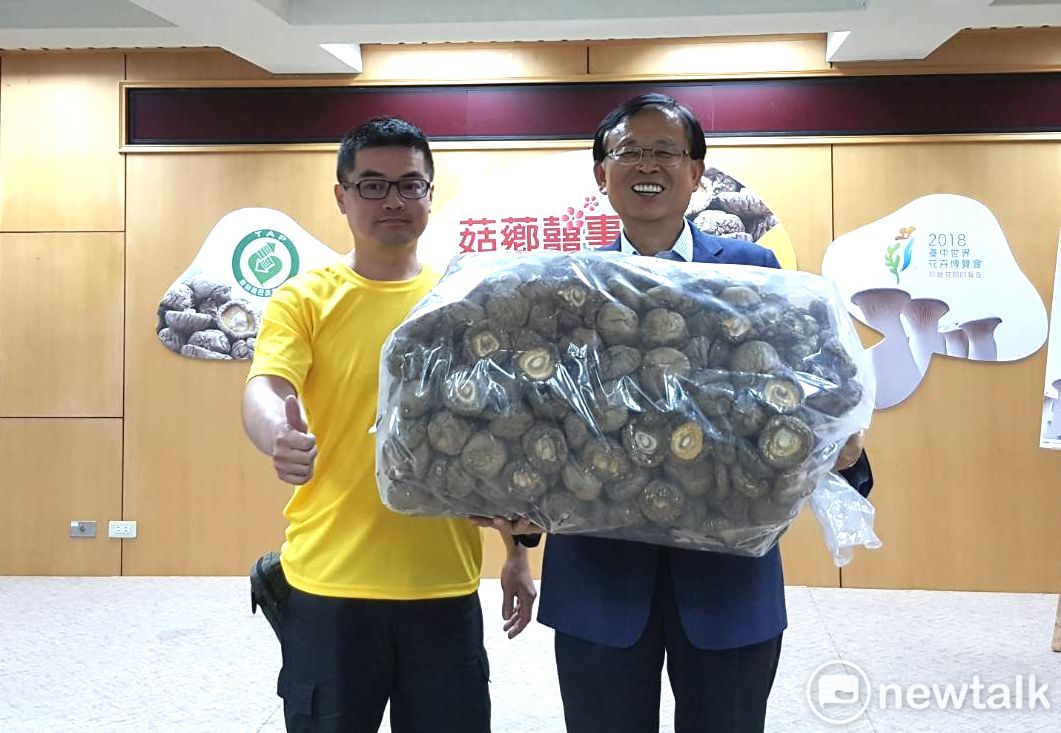 「2018台中市新社區菇薌囍事系列活動」，今天由新社農會理事長劉福榮（左三）、板橋農會廖裕德（左二）及立委江啟臣（右三）等人開幕。 