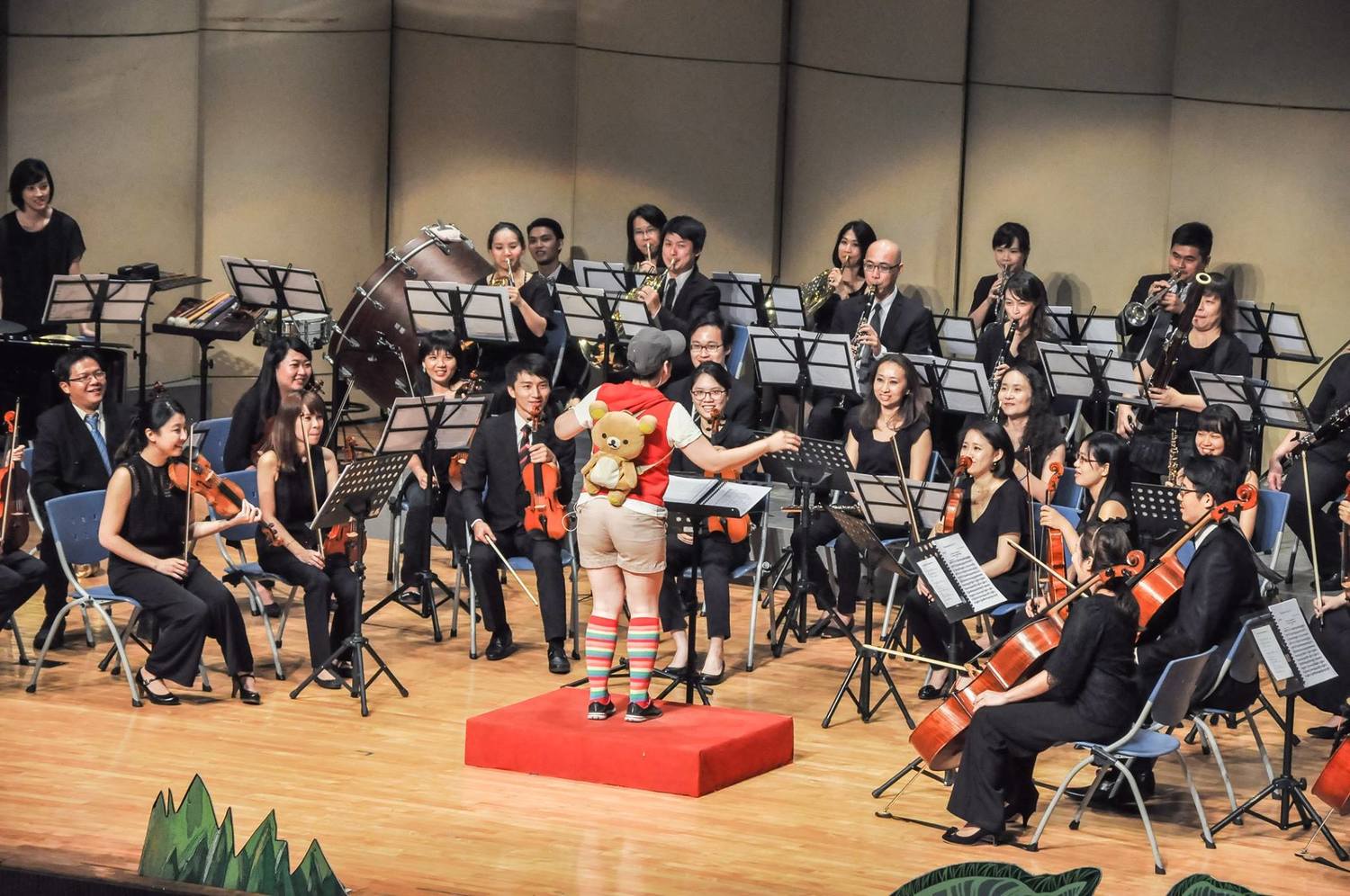 由 台灣藝術家交響樂團TASO與 表演家合作社攜手,結合音樂與戲劇呈現普羅高菲夫的作品「彼得與狼」,帶領親子一同進入跨領域的音樂藝術表演。 圖:翻攝自夏至藝術節-雲嘉嘉營劇場連線FB 由 台灣藝術家交響樂團TASO與 表演家合作社攜手,結合音樂與戲劇呈現普羅高菲夫的作品「彼得與狼」,帶領親子一同進入跨領域的音樂藝術表演。 圖:翻攝自夏至藝術節-雲嘉嘉營劇場連線FB