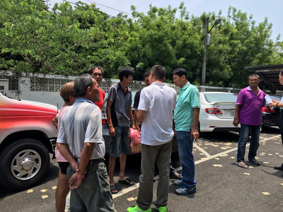 屏東潮州兩加油站2日凌晨發生兩派人馬聚眾滋事,造成海軍陸戰隊何姓士兵身亡,家屬3日知道是被錯殺, 中午到潮州警分局丟冥紙表達憤怒,要求司法嚴懲。 屏東潮州兩加油站2日凌晨發生兩派人馬聚眾滋事,造成海軍陸戰隊何姓士兵身亡,家屬3日知道是被錯殺, 中午到潮州警分局丟冥紙表達憤怒,要求司法嚴懲。