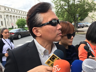 藝人孫鵬、狄鶯之子孫安佐被控恐嚇攻擊校園案,4日在賓州德拉瓦郡中級民刑法院舉行審前會議,到場旁聽的孫鵬與狄鶯離開法院後被媒體包圍,低調不發言。 藝人孫鵬、狄鶯之子孫安佐被控恐嚇攻擊校園案,4日在賓州德拉瓦郡中級民刑法院舉行審前會議,到場旁聽的孫鵬與狄鶯離開法院後被媒體包圍,低調不發言。