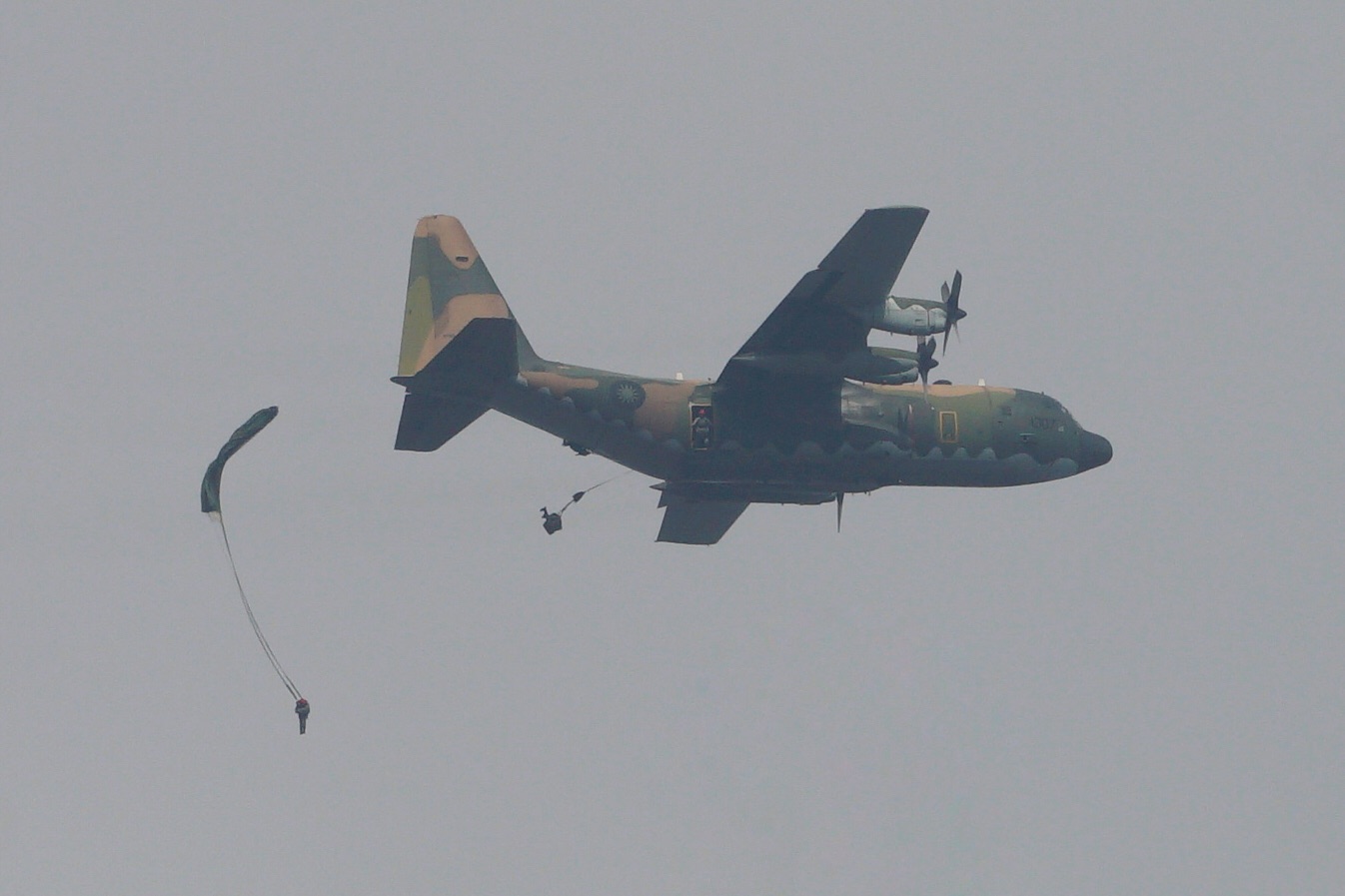 假想敵軍人員空降。 圖:張良一/攝 假想敵軍人員空降。 圖:張良一/攝