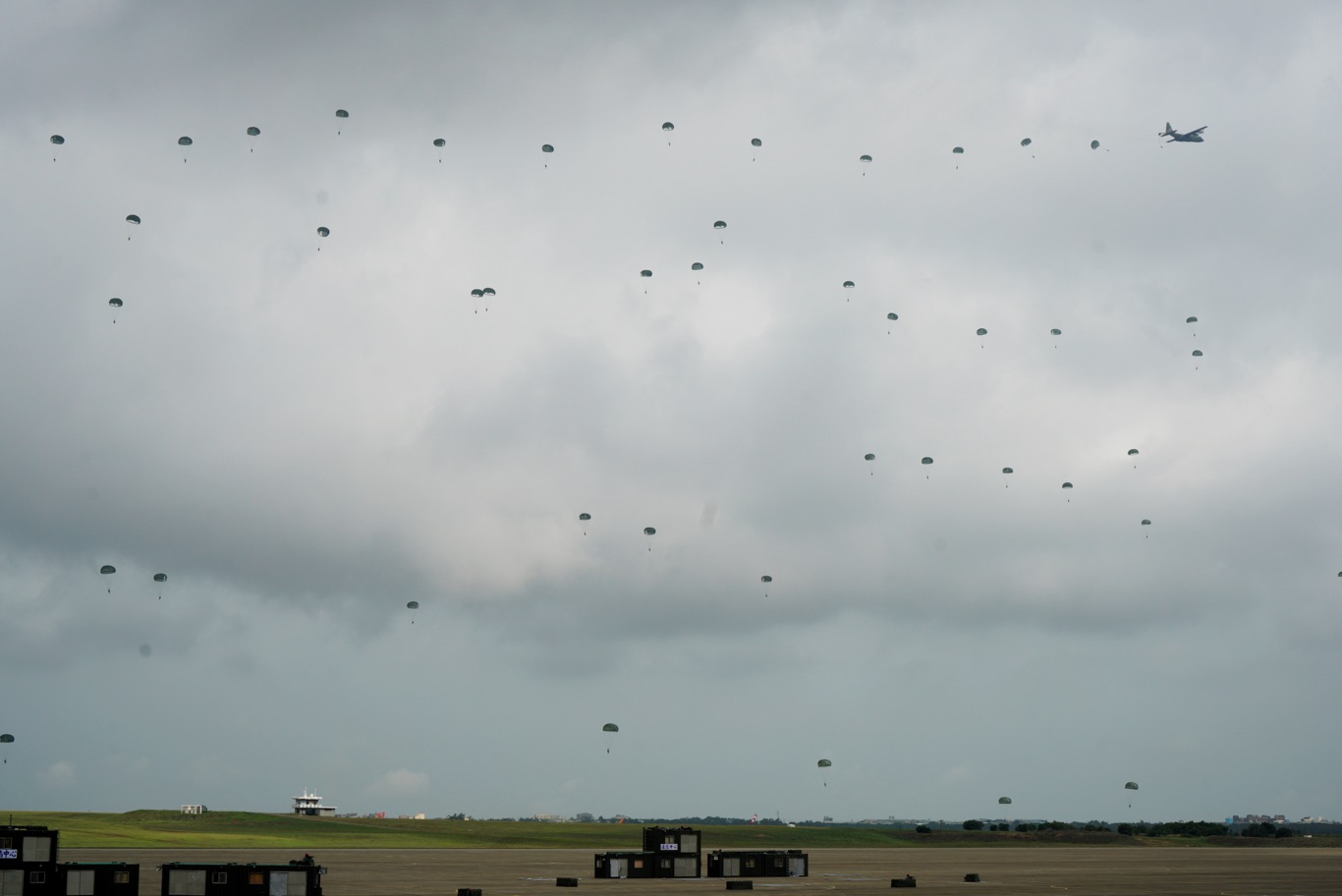 清泉崗空軍基地上空佈滿假想敵軍人員空降。 圖:張良一/攝 清泉崗空軍基地上空佈滿假想敵軍人員空降。 圖:張良一/攝