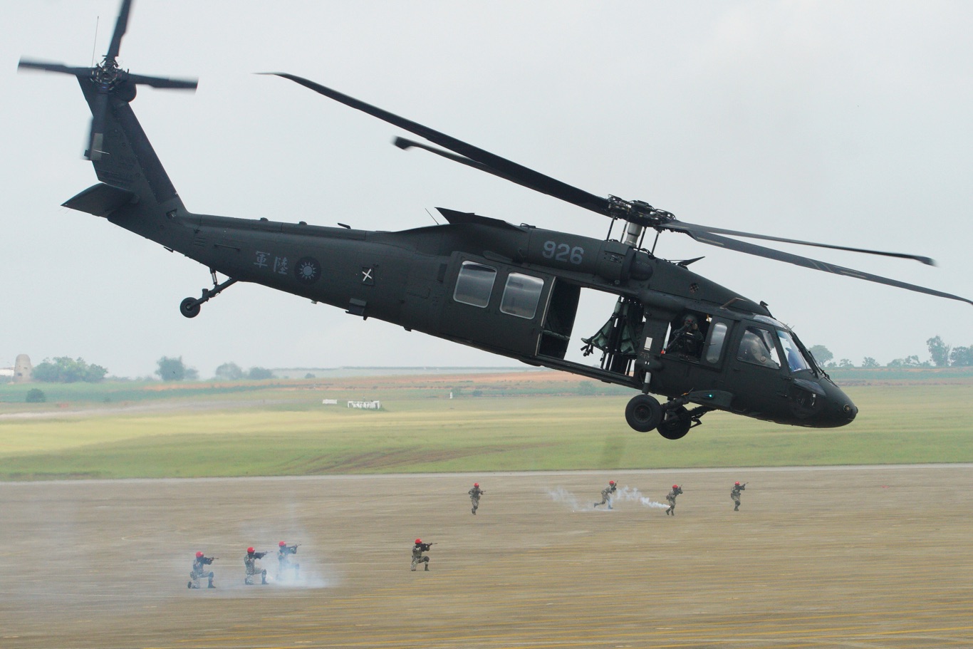 假想敵搭乘UH-60M直昇機攻打清泉崗空軍基地。 圖:張良一/攝 假想敵搭乘UH-60M直昇機攻打清泉崗空軍基地。 圖:張良一/攝