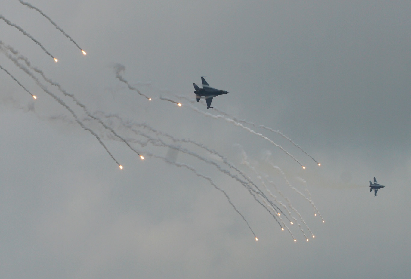 假想敵軍持續進行機場炸射。 圖:張良一/攝 假想敵軍持續進行機場炸射。 圖:張良一/攝