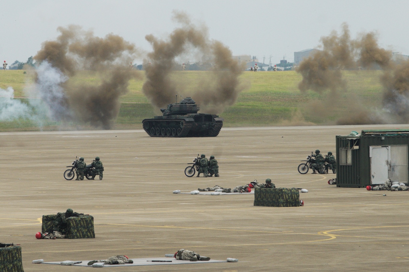 機步特遣隊及機動大隊掃盪敵軍。 圖:張良一/攝 機步特遣隊及機動大隊掃盪敵軍。 圖:張良一/攝