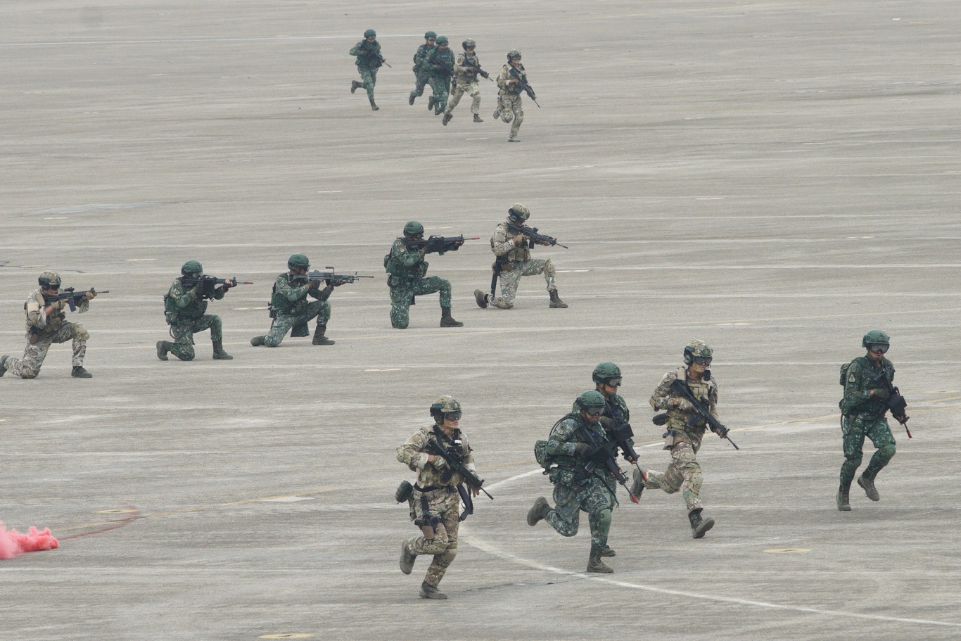 特戰部隊突入肅清敵軍。 圖:張良一/攝 特戰部隊突入肅清敵軍。 圖:張良一/攝