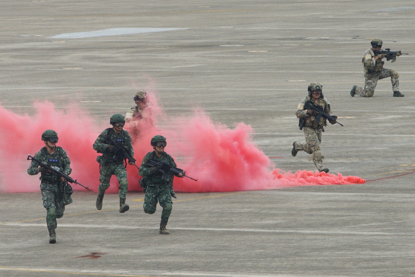 特戰部隊突入肅清敵軍。 圖:張良一/攝 特戰部隊突入肅清敵軍。 圖:張良一/攝
