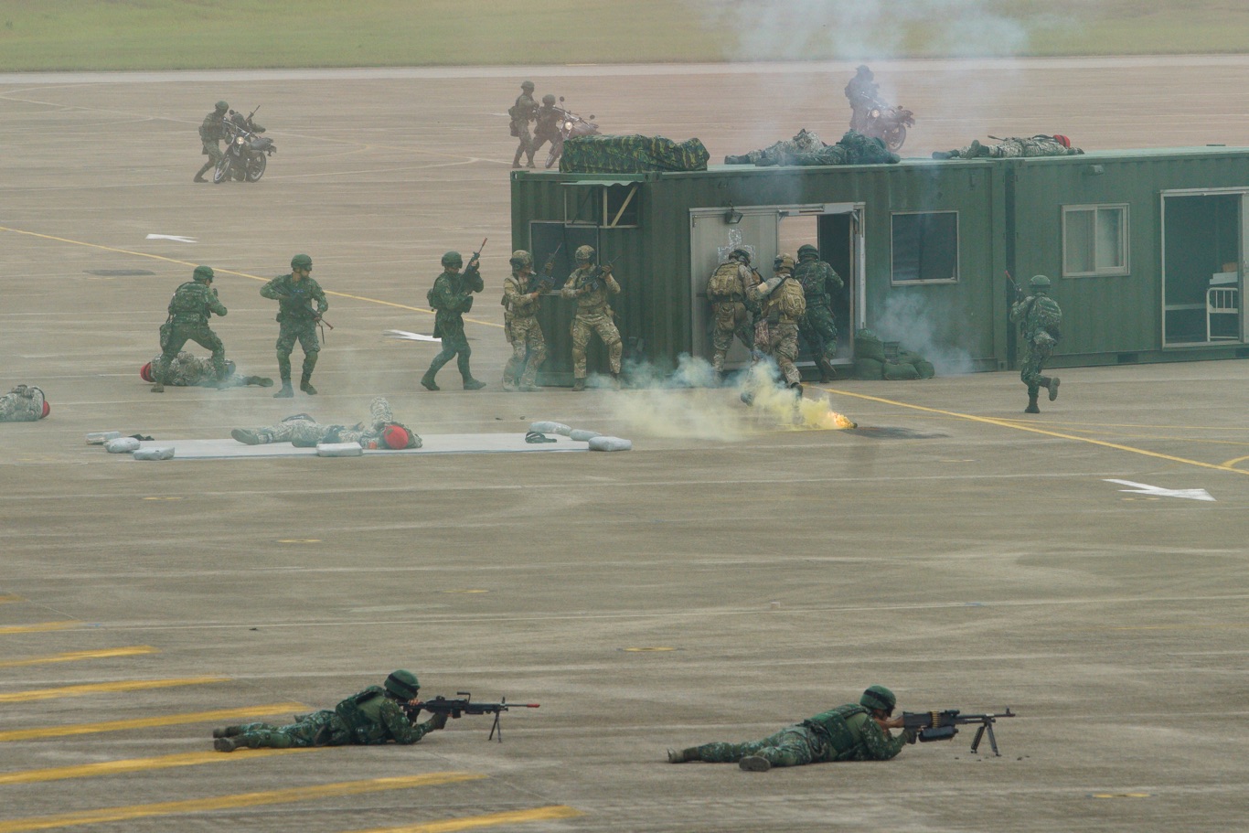 特戰部隊攻擊掃蕩敵軍。 圖:張良一/攝 特戰部隊攻擊掃蕩敵軍。 圖:張良一/攝