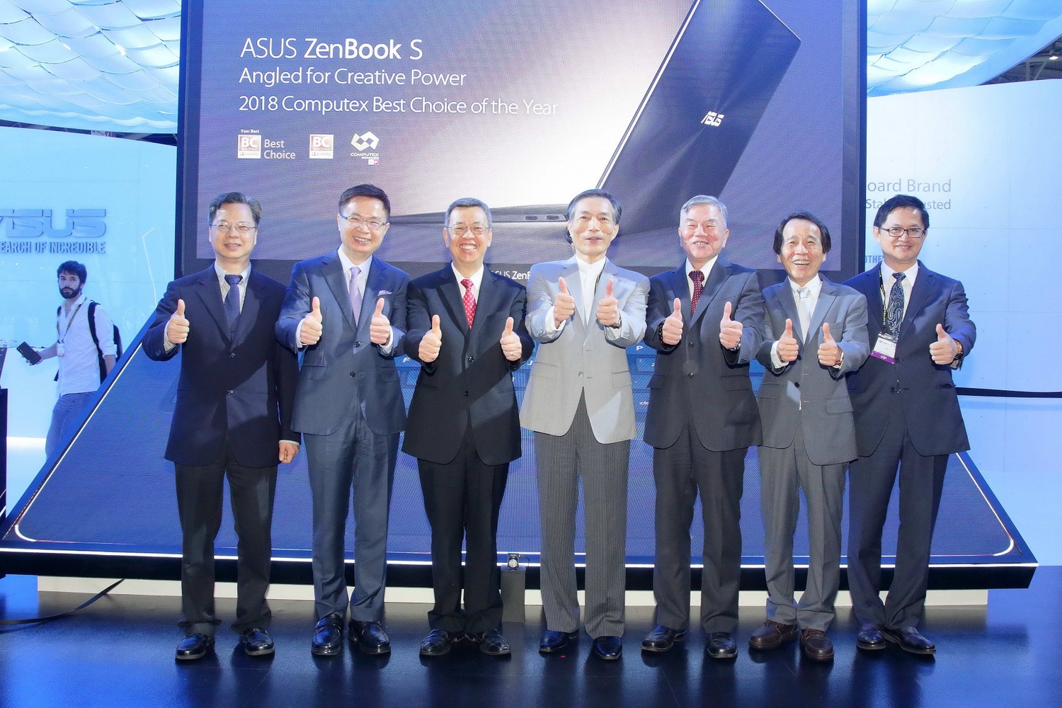副總統陳建仁至華碩COMPUTEX攤位體驗最新推出的筆記型電腦及電競手機等創新產品。 圖:華碩公司提供 副總統陳建仁至華碩COMPUTEX攤位體驗最新推出的筆記型電腦及電競手機等創新產品。 圖:華碩公司提供