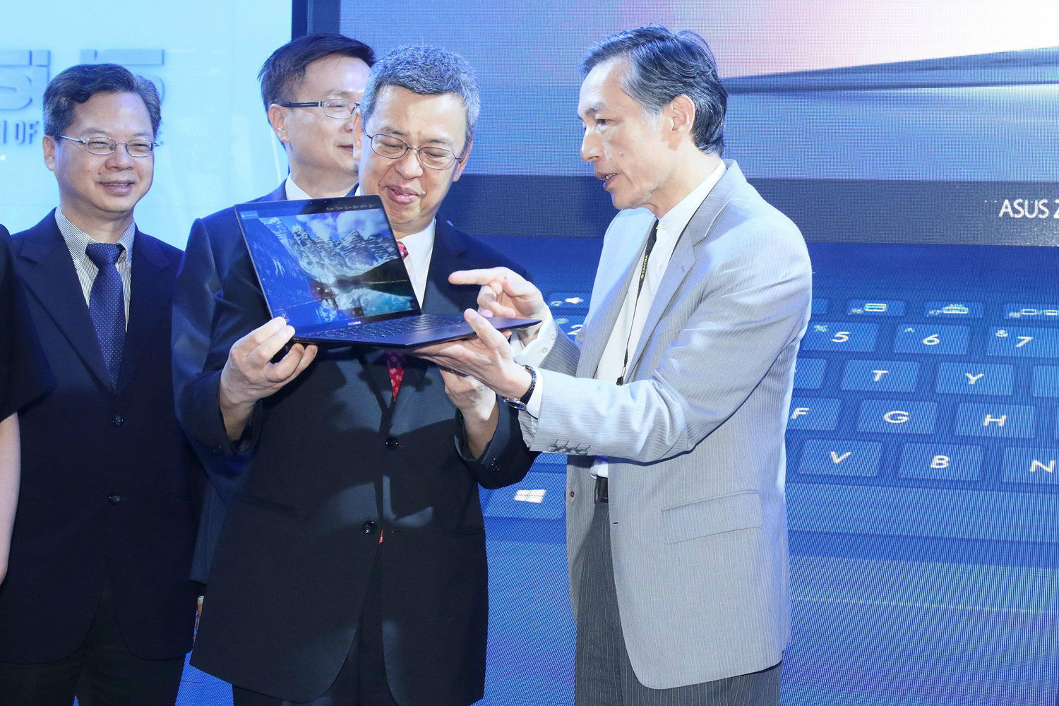 華碩集團總裁曾鏘聲向陳建仁介紹全新ASUS ZenBook S筆記型電腦。 圖:華碩公司提供 華碩集團總裁曾鏘聲向陳建仁介紹全新ASUS ZenBook S筆記型電腦。 圖:華碩公司提供