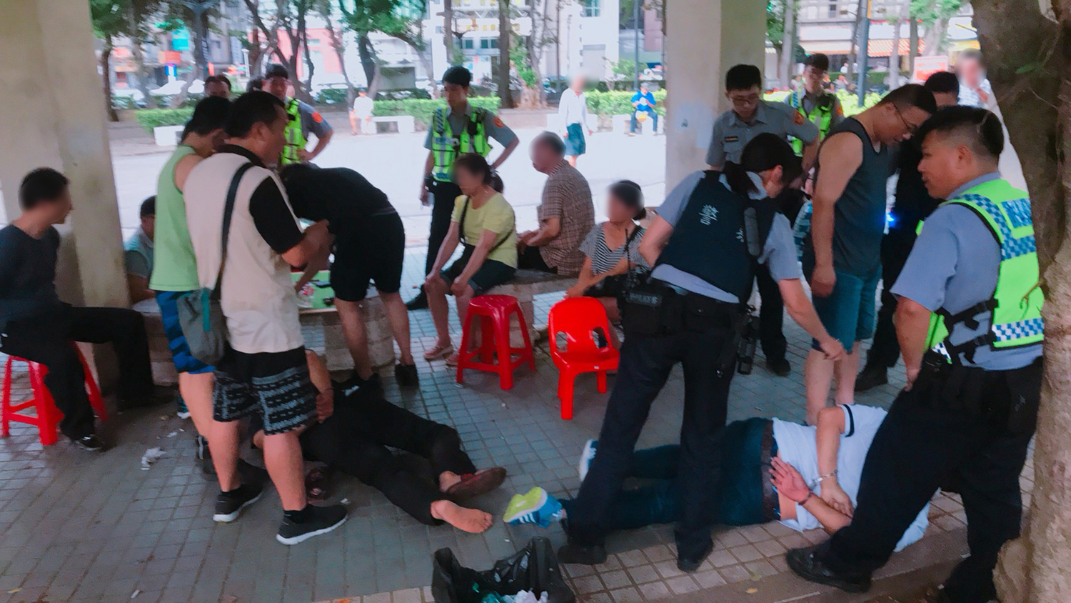 警方表示,現在抓賭還要先跟詐賭集團鬥智,偽裝成一般民眾藉機靠近才能一網打盡。 警方表示,現在抓賭還要先跟詐賭集團鬥智,偽裝成一般民眾藉機靠近才能一網打盡。