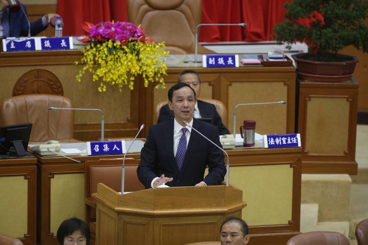 新北市長朱立倫今天在議會表示,市府將就年改問題,為新北市公教人員向司法院聲請大法官釋憲。圖:王峻昌/攝 圖:王峻昌/攝 新北市長朱立倫今天在議會表示,市府將就年改問題,為新北市公教人員向司法院聲請大法官釋憲。圖:王峻昌/攝 圖:王峻昌/攝