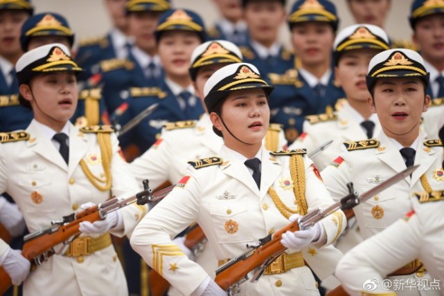 中共人民解放軍三軍儀仗隊新增55名女兵組成的方陣,昨天在北京人民大會堂東門外廣場首度亮相。 中共人民解放軍三軍儀仗隊新增55名女兵組成的方陣,昨天在北京人民大會堂東門外廣場首度亮相。
