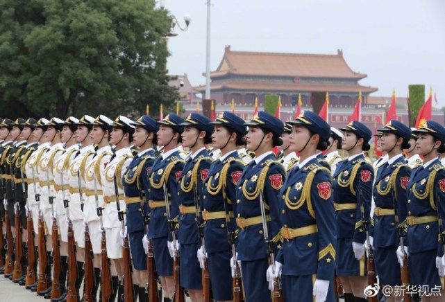 中共人民解放軍三軍儀仗隊新增55名女兵組成的方陣,昨天在北京人民大會堂東門外廣場首度亮相。 中共人民解放軍三軍儀仗隊新增55名女兵組成的方陣,昨天在北京人民大會堂東門外廣場首度亮相。