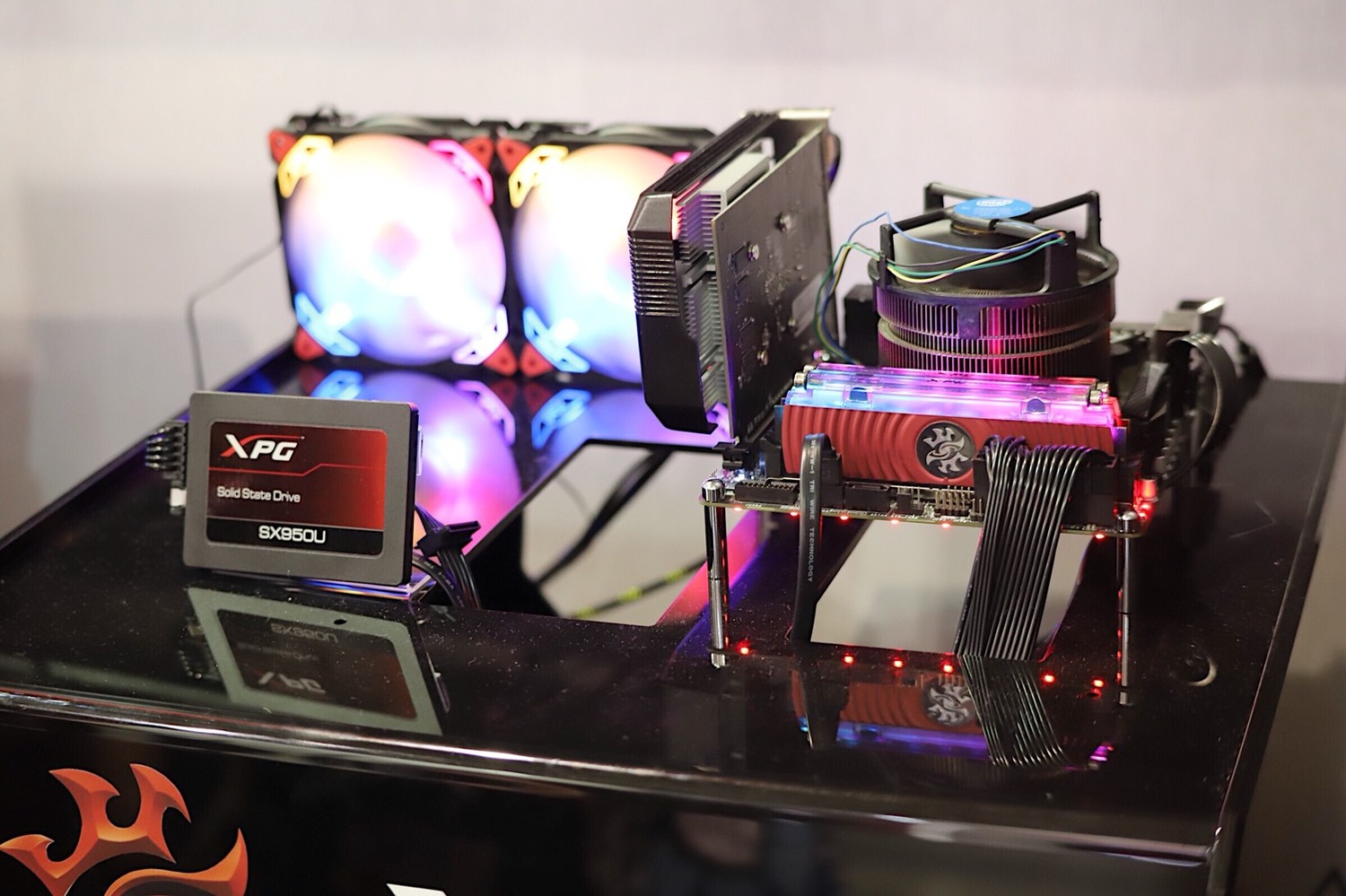 液冷 RGB 記憶體 SPECTRIX D80 ,在電腦展上引發熱議。 圖:陳宣如/攝 液冷 RGB 記憶體 SPECTRIX D80 ,在電腦展上引發熱議。 圖:陳宣如/攝