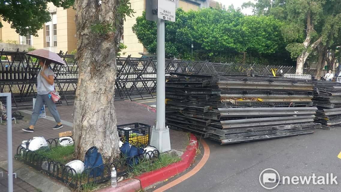 行政院大門周邊已立起層層拒馬。 圖 : 民眾/提供 行政院大門周邊已立起層層拒馬。 圖 : 民眾/提供