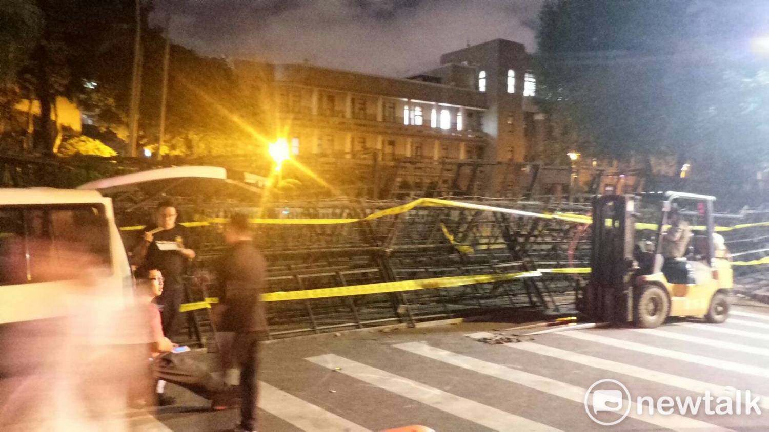 警方連夜趕工,架好拒馬。 圖 : 民眾/提供 警方連夜趕工,架好拒馬。 圖 : 民眾/提供