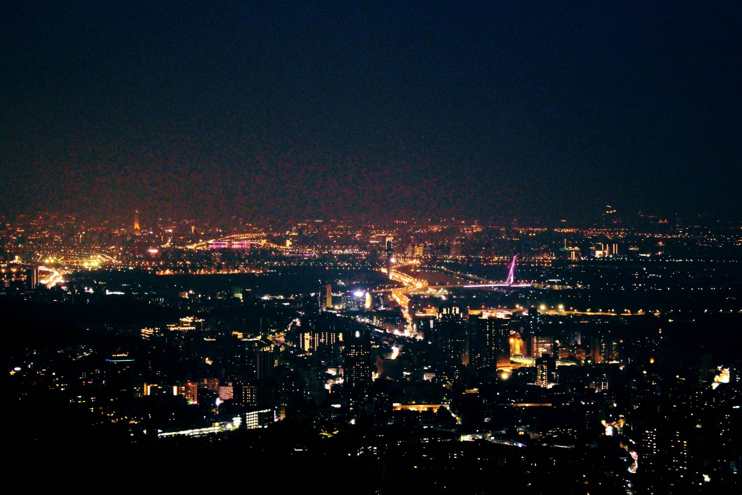 四季長廊夜景,可以一睹台北夜景,相當浪漫! 圖:台北市工務局提供 四季長廊夜景,可以一睹台北夜景,相當浪漫! 圖:台北市工務局提供