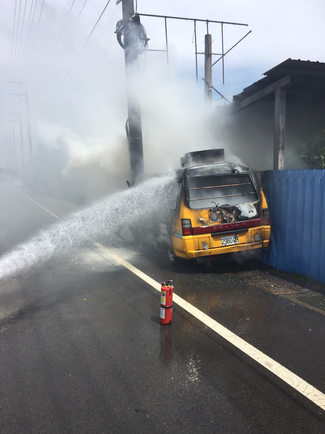一台疑似中華電信的廂型工程車自撞電桿後起火燃燒,駕駛被卡在駕駛座與電桿之間無法逃生被燒死。 一台疑似中華電信的廂型工程車自撞電桿後起火燃燒,駕駛被卡在駕駛座與電桿之間無法逃生被燒死。