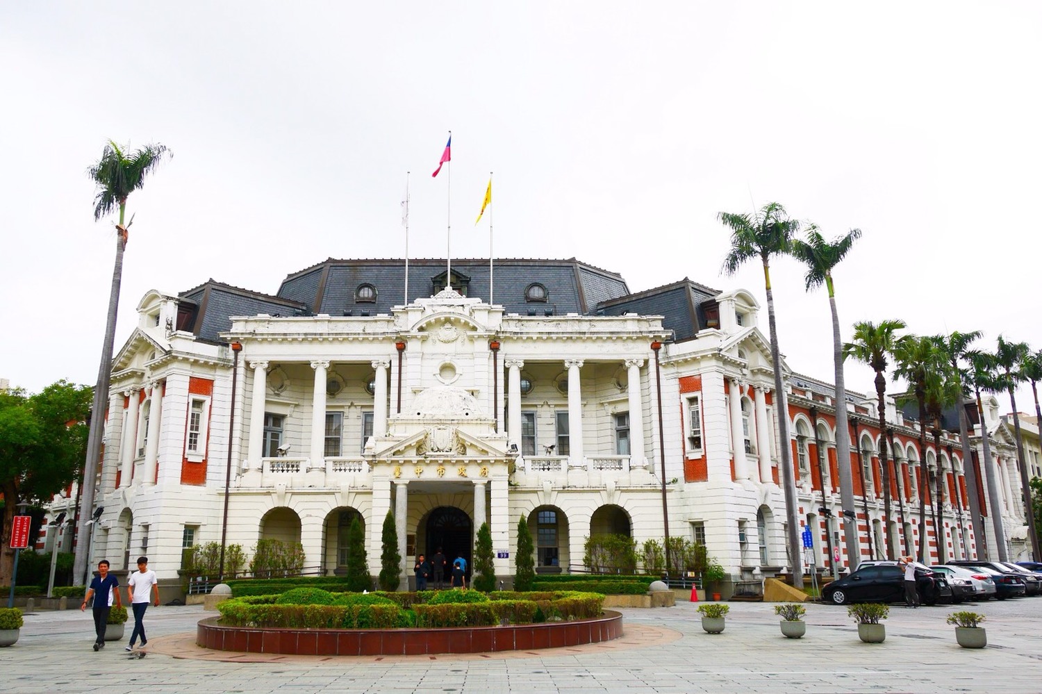 哈瑪星是台灣第一座以填海造陸打造之現代化整齊的街區,走訪舊打狗驛、哈瑪星貿易商大樓、舊三和銀行、高雄代天宮、興濱工作站等,探索高雄風華。 哈瑪星是台灣第一座以填海造陸打造之現代化整齊的街區,走訪舊打狗驛、哈瑪星貿易商大樓、舊三和銀行、高雄代天宮、興濱工作站等,探索高雄風華。