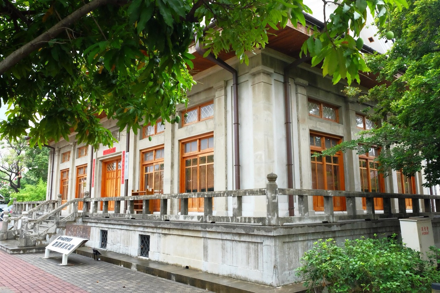 哈瑪星是台灣第一座以填海造陸打造之現代化整齊的街區,走訪舊打狗驛、哈瑪星貿易商大樓、舊三和銀行、高雄代天宮、興濱工作站等,探索高雄風華。 哈瑪星是台灣第一座以填海造陸打造之現代化整齊的街區,走訪舊打狗驛、哈瑪星貿易商大樓、舊三和銀行、高雄代天宮、興濱工作站等,探索高雄風華。