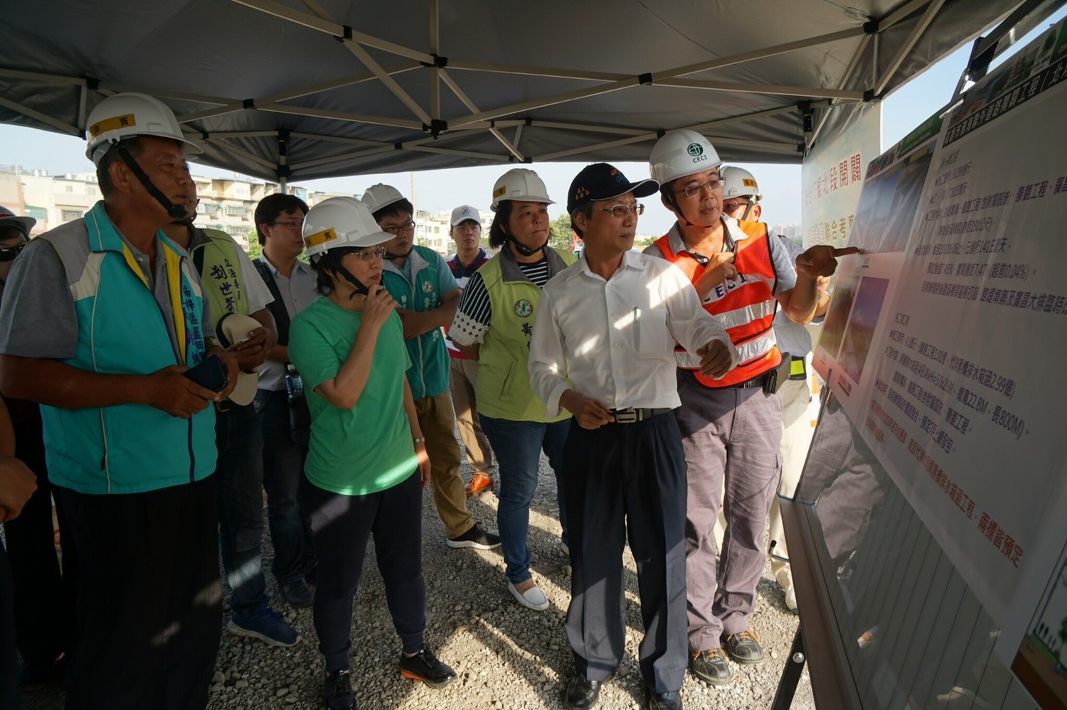 立委劉世芳於昨(8)日針對楠梓交流道路平問題，及新台17線濱海公施工進度進行勘查。