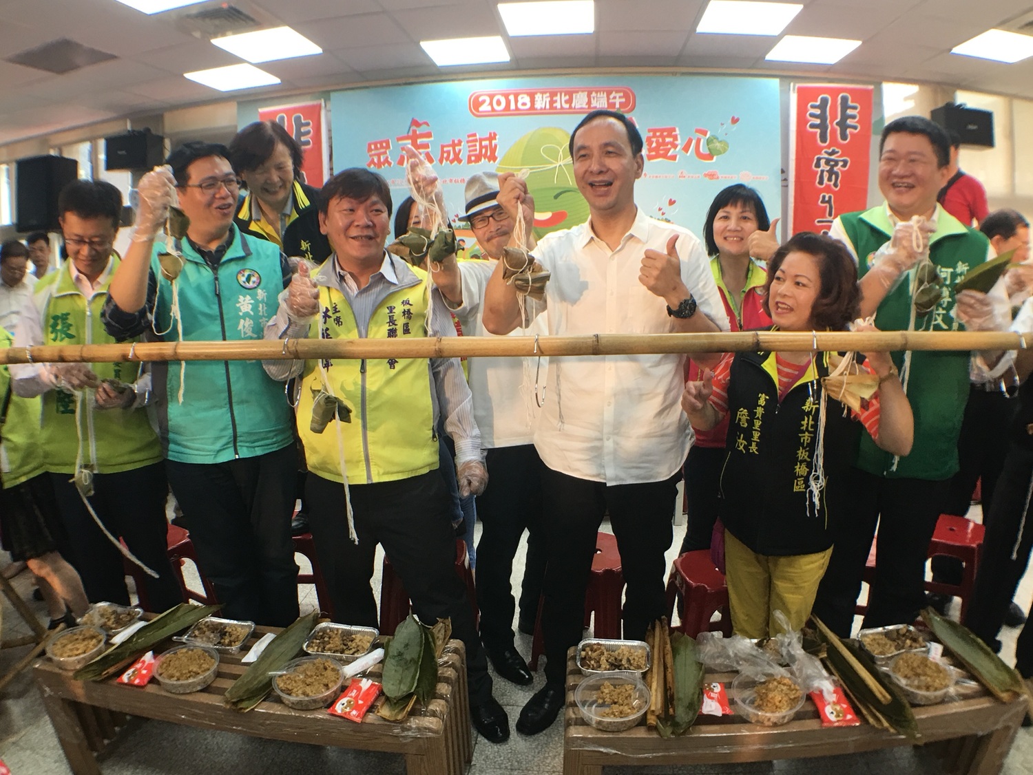 朱立倫與包愛心粽的民代、里長,一起展示包粽成果,有趣的是,在場民代全是民進黨籍。
圖:板橋區公所提供 朱立倫與包愛心粽的民代、里長,一起展示包粽成果,有趣的是,在場民代全是民進黨籍。
圖:板橋區公所提供