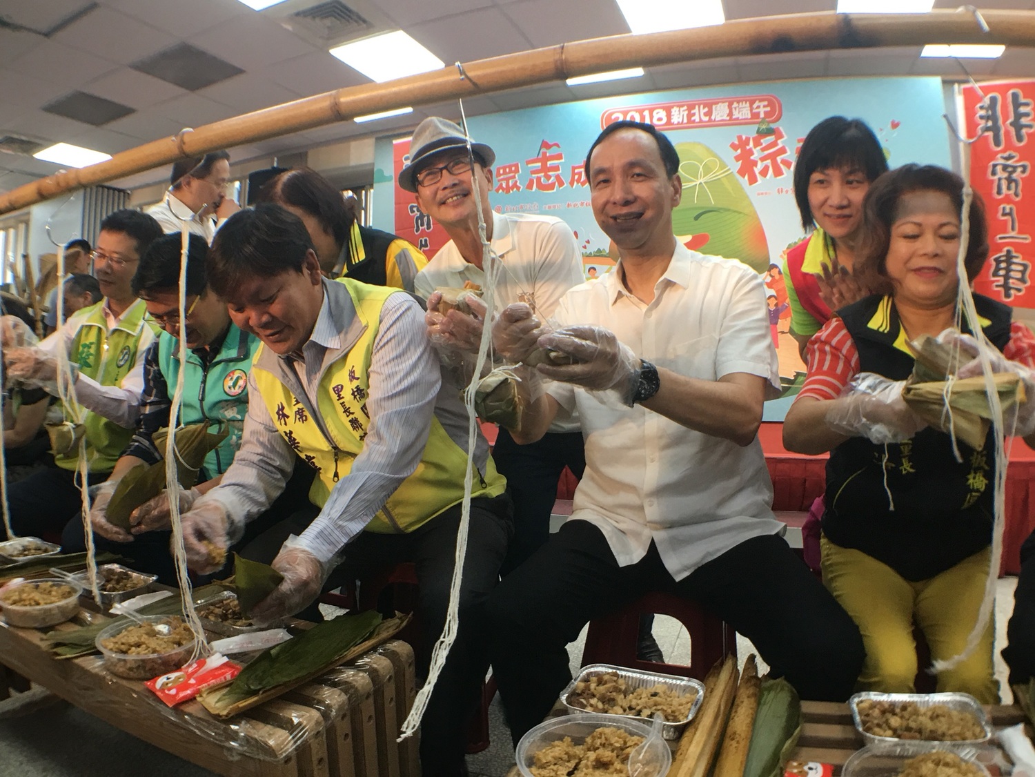 朱立倫與多位民進黨籍立委、議員及里長,一起包愛心粽。
圖:板橋區公所提供 朱立倫與多位民進黨籍立委、議員及里長,一起包愛心粽。
圖:板橋區公所提供