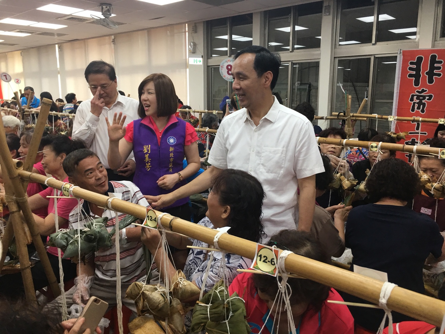 國民黨議員劉美芳(中)在板橋區公所愛心粽活動結束前趕到,與市長朱立倫、區長林敬榜一起看志工包粽成果。
圖:板橋區公所提供 國民黨議員劉美芳(中)在板橋區公所愛心粽活動結束前趕到,與市長朱立倫、區長林敬榜一起看志工包粽成果。
圖:板橋區公所提供