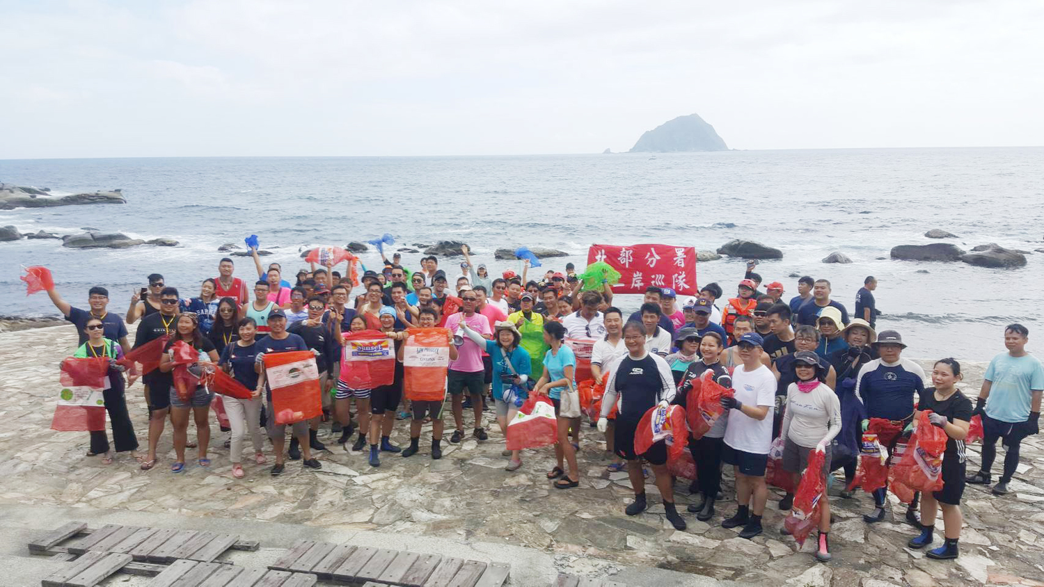 基隆市環保局也響應無塑生活,今(9)日在和平島公園舉辦淨灘。 基隆市環保局也響應無塑生活,今(9)日在和平島公園舉辦淨灘。