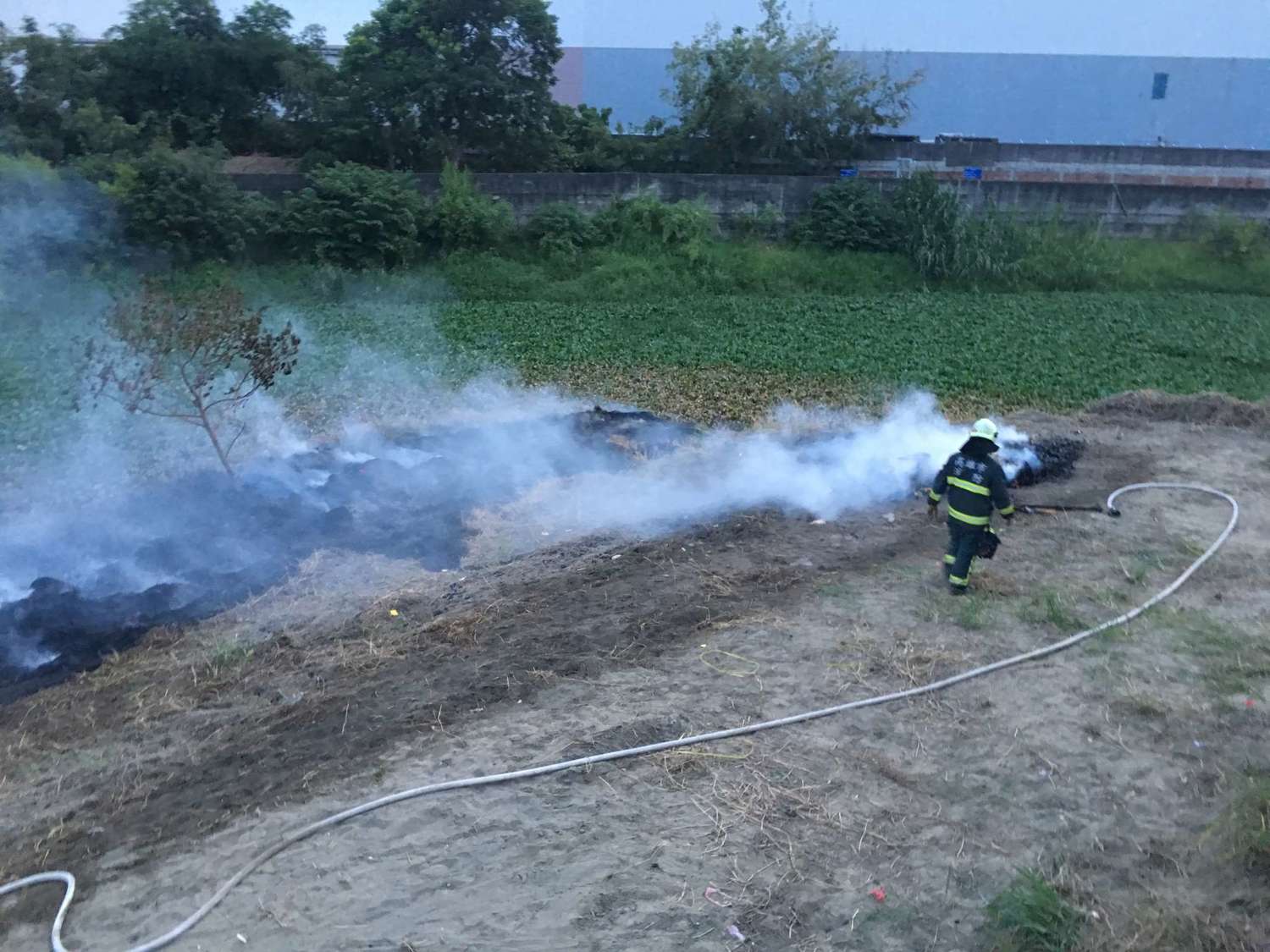 芋寮路白米庄發生廢棄物火警,疑似為燒王船活動所致。 芋寮路白米庄發生廢棄物火警,疑似為燒王船活動所致。