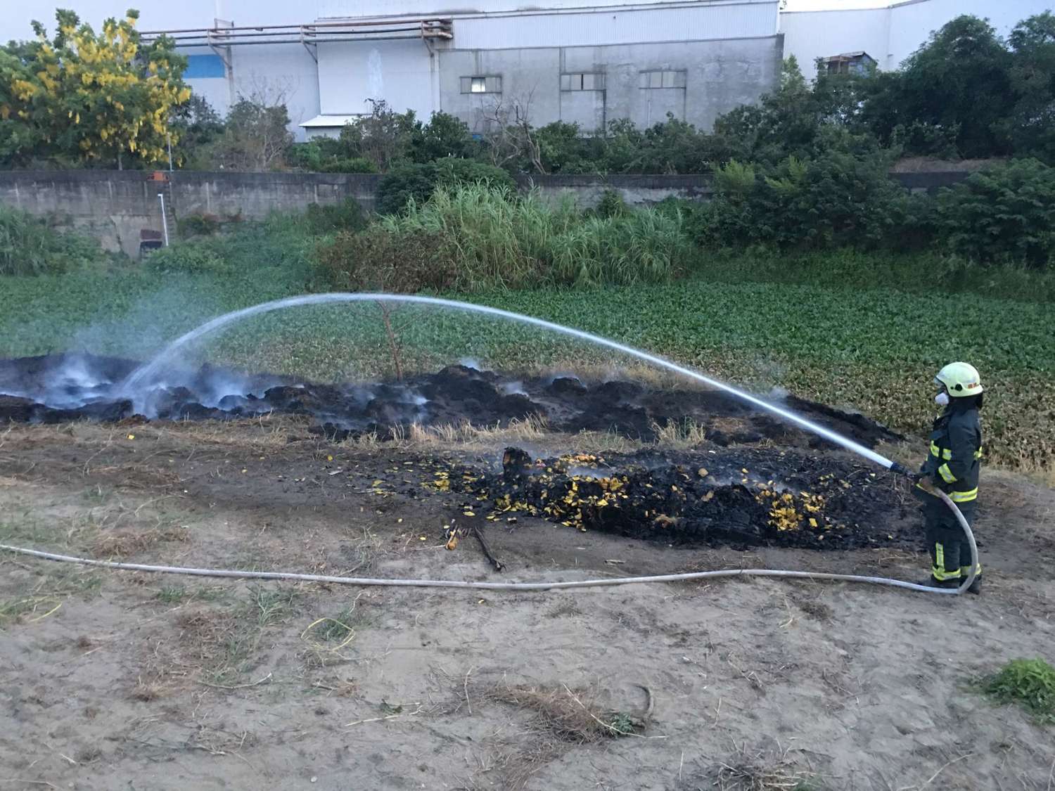 芋寮路白米庄發生廢棄物火警,疑似為燒王船活動所致。 芋寮路白米庄發生廢棄物火警,疑似為燒王船活動所致。