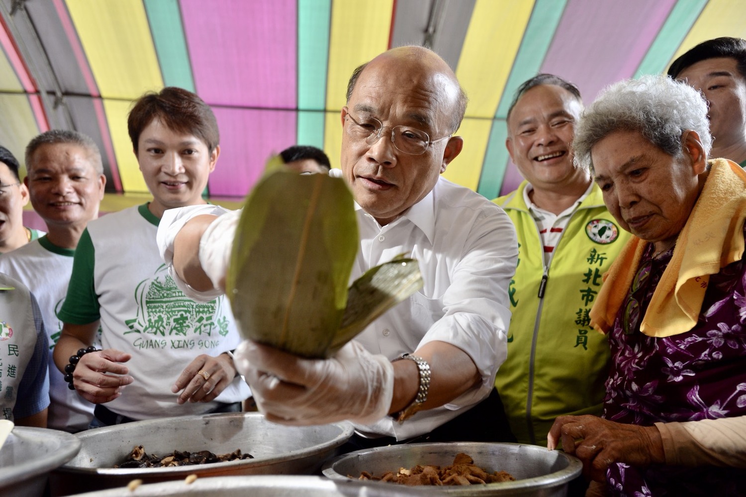 蘇貞昌與議員彭成龍、議員參選人曾進益、廖宜琨和志工們包粽子做愛心,預計將送出三千顆粽子予三峽區低收入戶。 蘇貞昌與議員彭成龍、議員參選人曾進益、廖宜琨和志工們包粽子做愛心,預計將送出三千顆粽子予三峽區低收入戶。