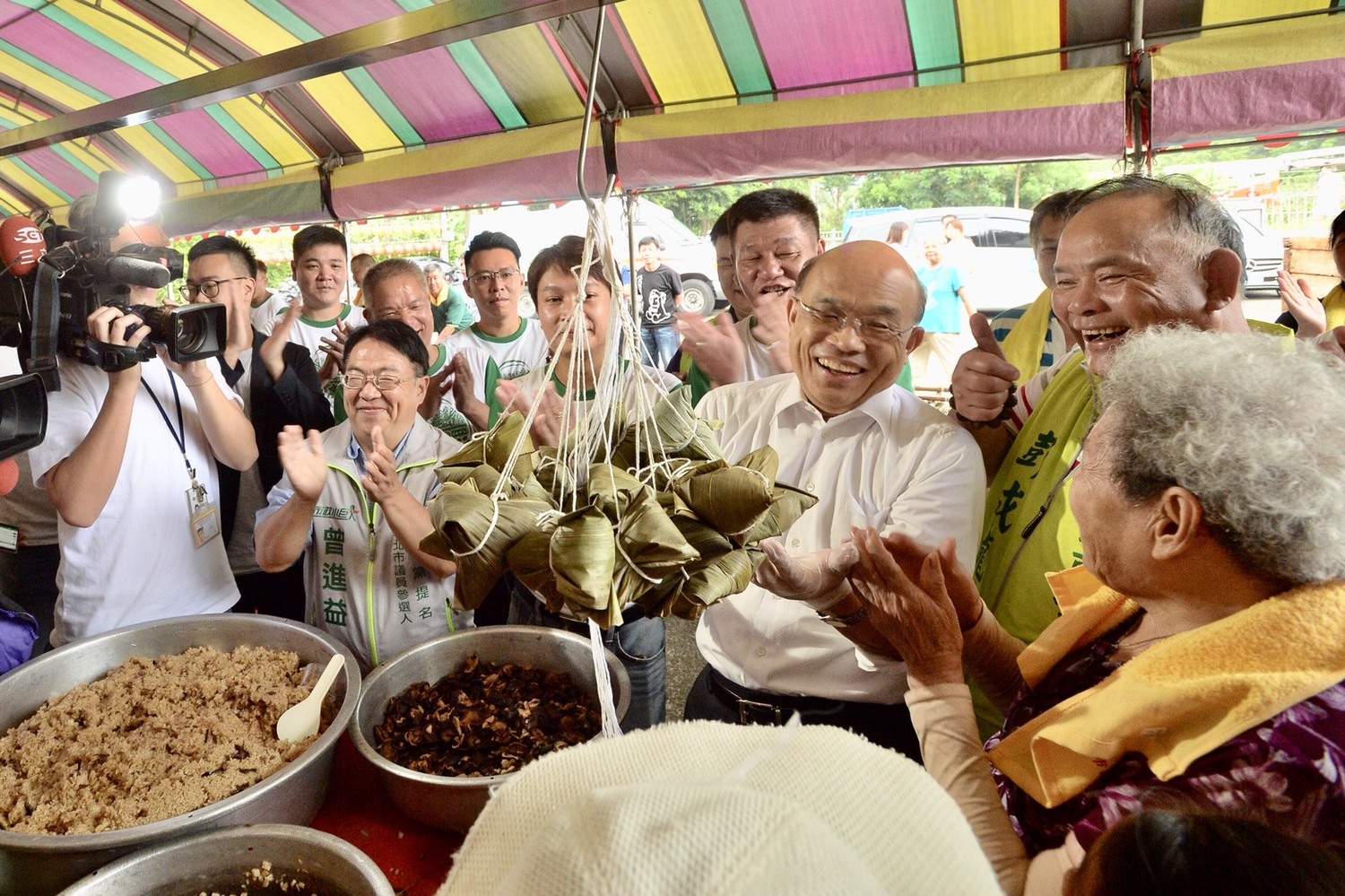 蘇貞昌與議員彭成龍、議員參選人曾進益、廖宜琨和志工們包粽子做愛心,預計將送出三千顆粽子予三峽區低收入戶。 蘇貞昌與議員彭成龍、議員參選人曾進益、廖宜琨和志工們包粽子做愛心,預計將送出三千顆粽子予三峽區低收入戶。