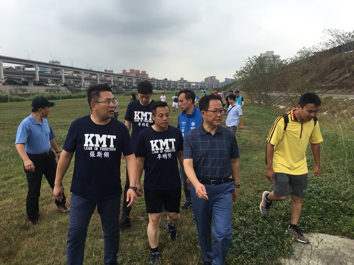 丁守中與多位市議員參選人前往基隆河岸騎乘協力車。 丁守中與多位市議員參選人前往基隆河岸騎乘協力車。