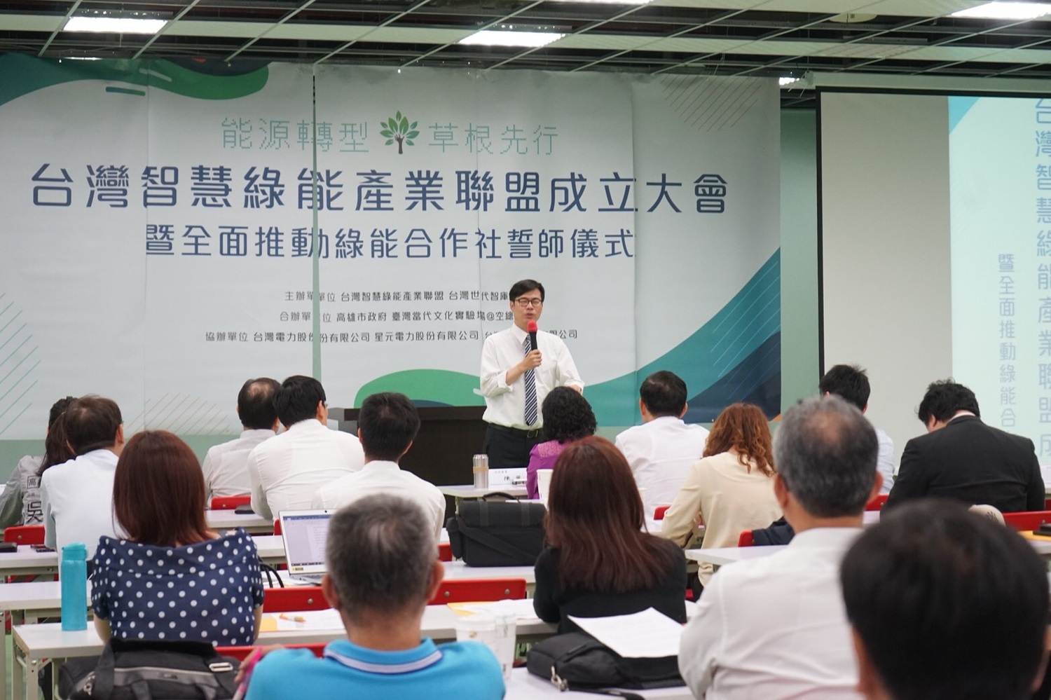 陳其邁說,如果未來有機會擔任市長,將整合資源,透過修法、行政法規及財務協助,幫助新創公司成立並投資綠能產業,並運用功能性的財政政策,讓民間資源投入新創事業和綠能產業。 圖:陳其邁辦公室/提供 陳其邁說,如果未來有機會擔任市長,將整合資源,透過修法、行政法規及財務協助,幫助新創公司成立並投資綠能產業,並運用功能性的財政政策,讓民間資源投入新創事業和綠能產業。 圖:陳其邁辦公室/提供