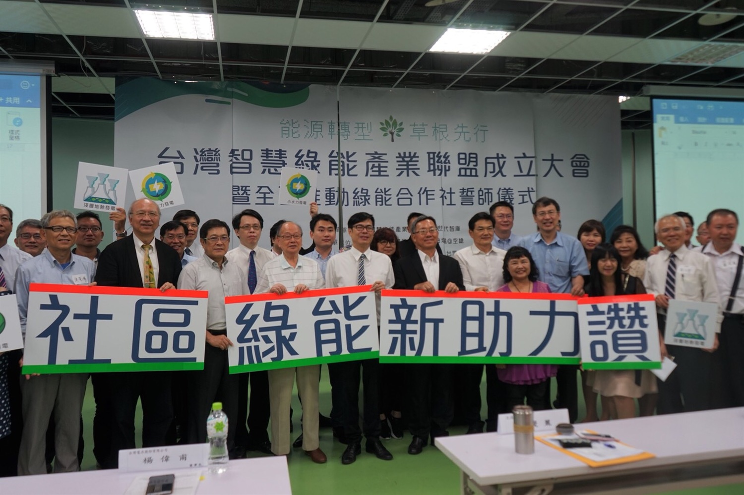 他期盼市府將扮演孵化器、投資者的角色,形成完整的綠能產業鏈。並以高雄成為亞熱帶智慧綠能的實驗場域,未來更可成為輸出的完整解決方案,成為東南亞智慧綠能產業的示範城市。 圖:陳其邁辦公室/提供 他期盼市府將扮演孵化器、投資者的角色,形成完整的綠能產業鏈。並以高雄成為亞熱帶智慧綠能的實驗場域,未來更可成為輸出的完整解決方案,成為東南亞智慧綠能產業的示範城市。 圖:陳其邁辦公室/提供