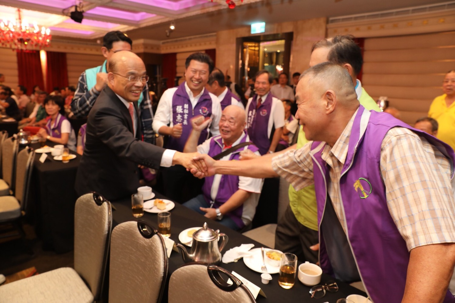 蘇貞昌認為A7住宅污染已經兩年了,現在事情已經解決了就很好,不必再噴口水了。 蘇貞昌認為A7住宅污染已經兩年了,現在事情已經解決了就很好,不必再噴口水了。