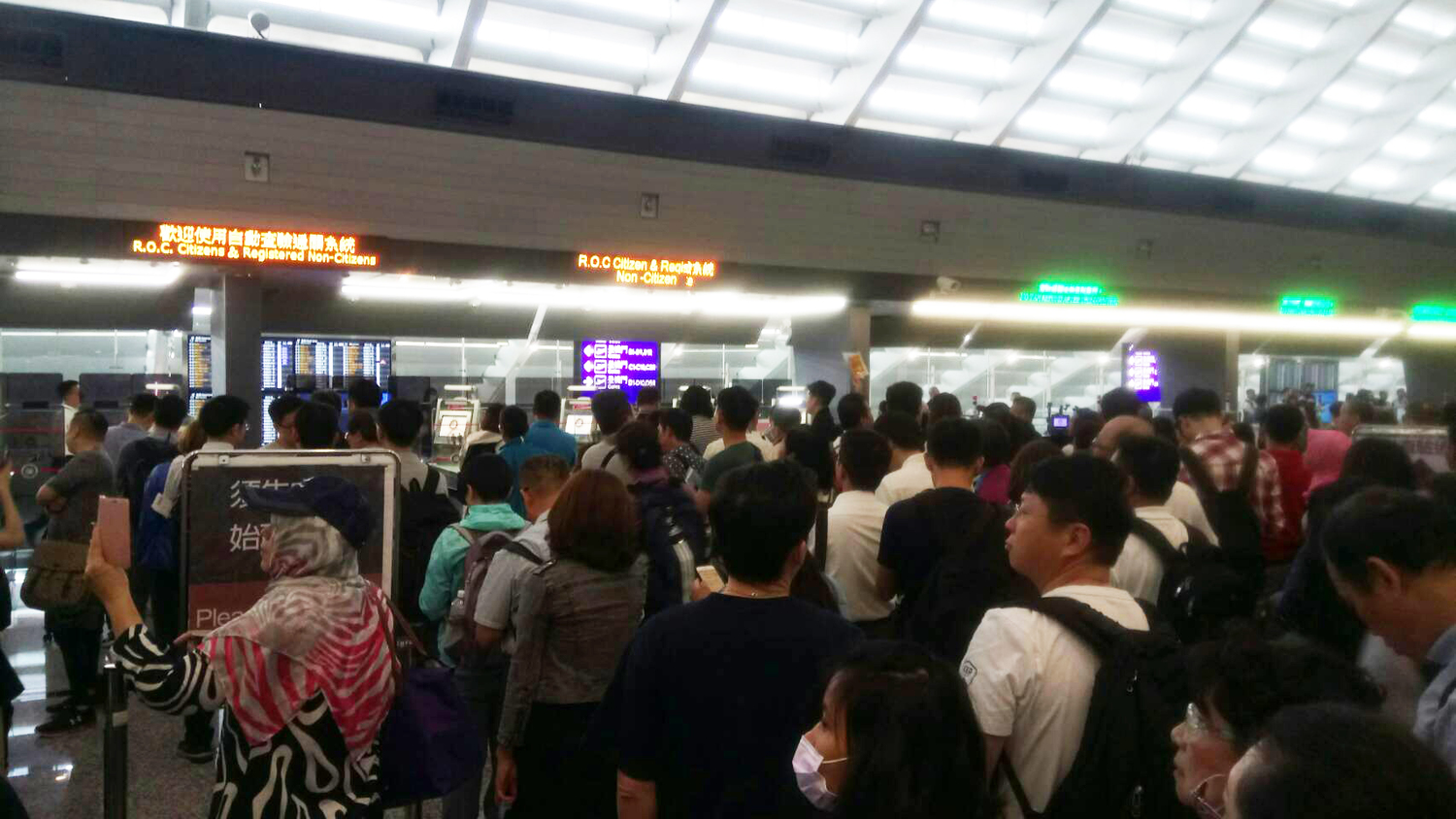 桃機一航自動查驗通關處人頭鑽動,旅客心急等著出關搭機。 圖:民眾提供 桃機一航自動查驗通關處人頭鑽動,旅客心急等著出關搭機。 圖:民眾提供